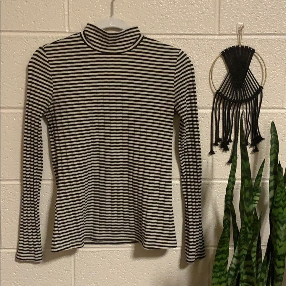 MAKE AN OFFER ❤️ Striped ribbed turtleneck
